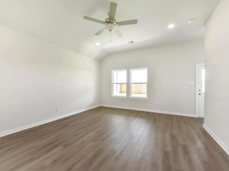 Spacious, unfurnished interior of a new home in River Ranch Meadows, Dayton (Image 15).