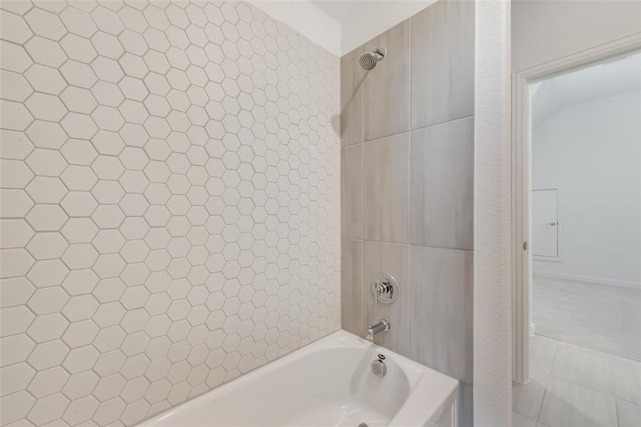 Bathroom with tiled shower / bath