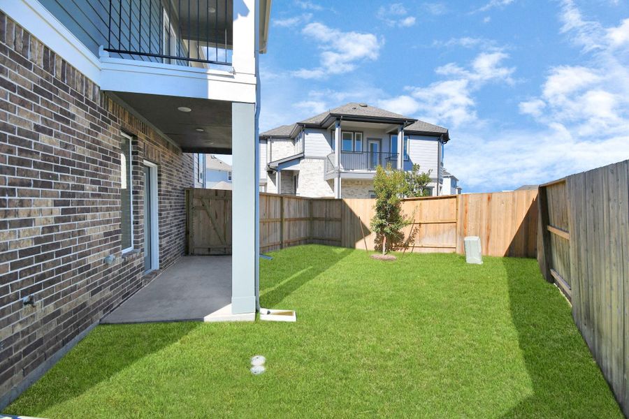 Exterior details and patio area of a home in Meridiana, Rosharon (Image 15).