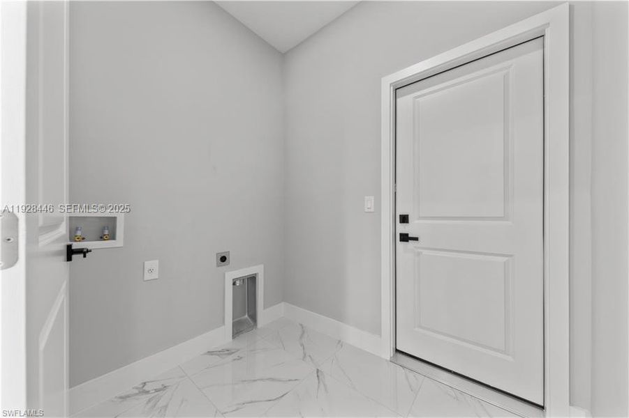Spacious, unfurnished interior of a new home in , Lehigh Acres (Image 11).