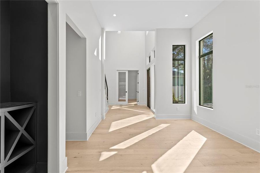 Spacious, unfurnished interior of a new home in , Tampa (Image 78).