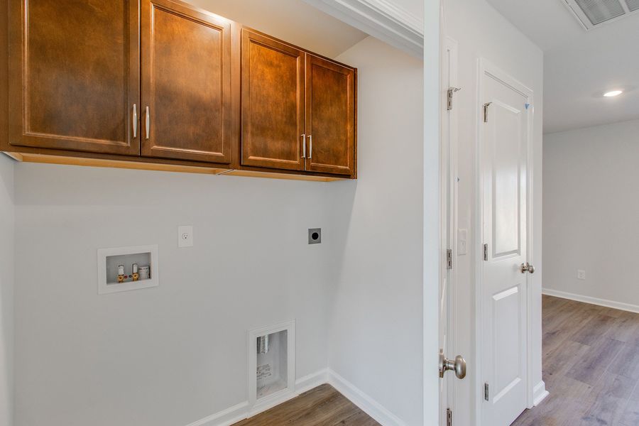 Spacious, unfurnished interior of a new home in Astoria, Columbia (Image 20).