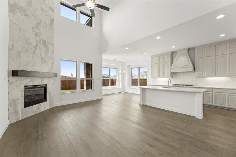 08. 2320 Errol - Family 08. 2320 Errol - Family