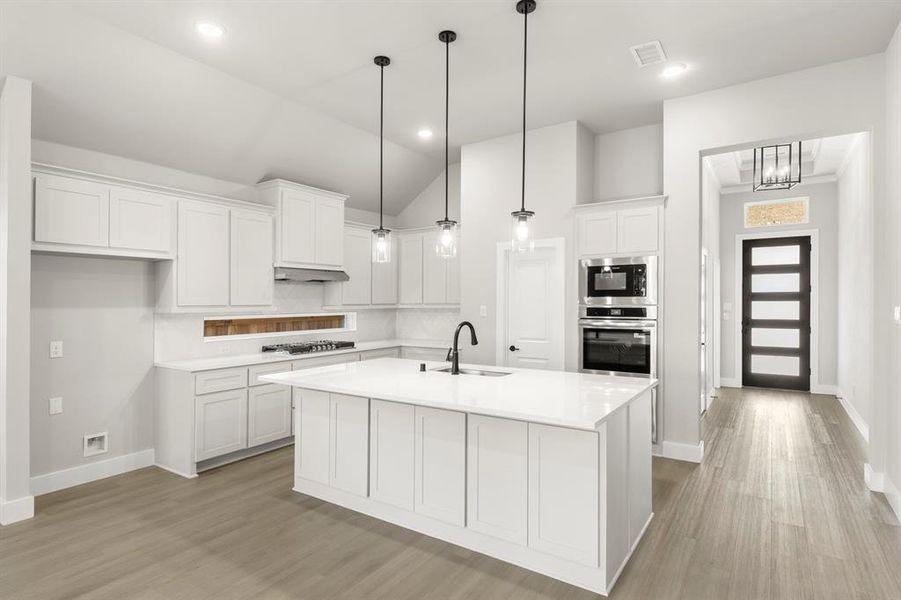 09. 1027 Gracious - Kitchen (2)