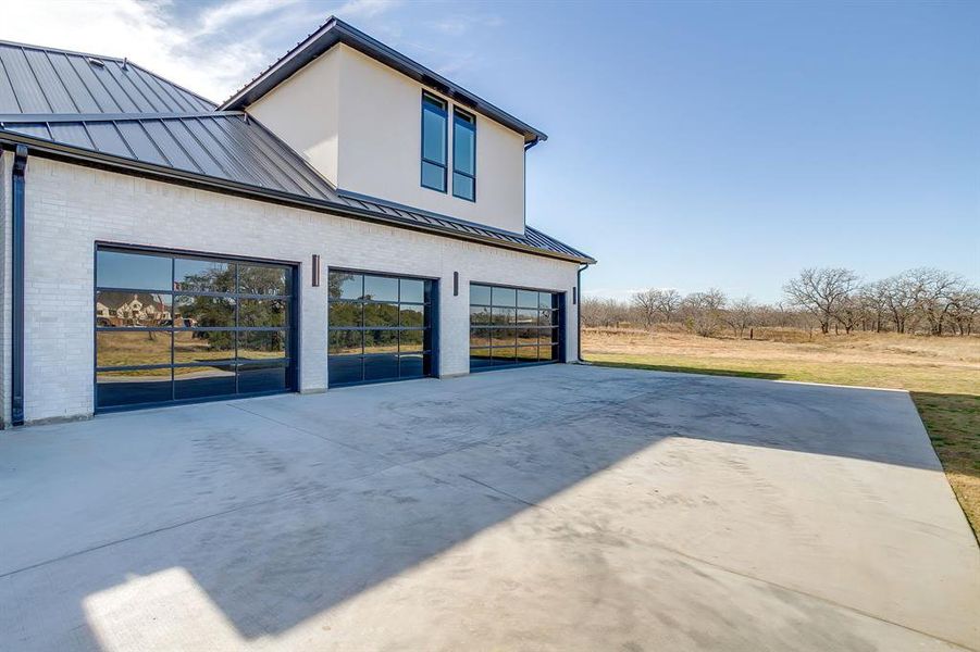 Exterior details and patio area of a home in , Weatherford (Image 4).