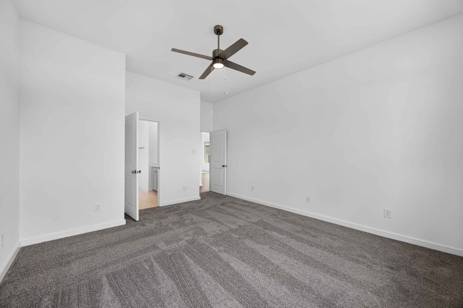 Spacious, unfurnished interior of a new home in La Segarra 40', Brookshire (Image 30).