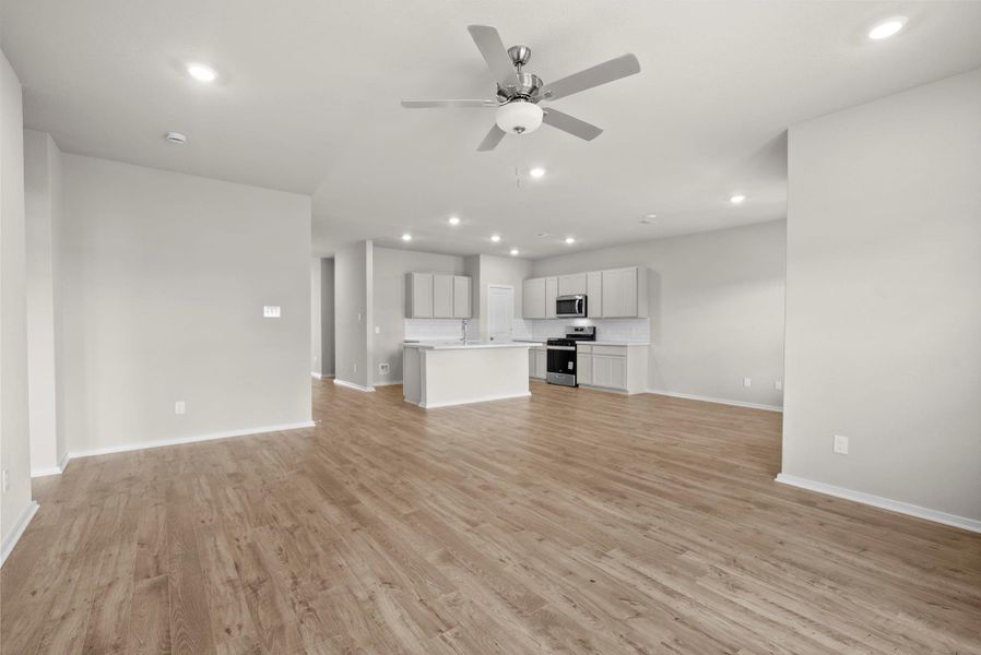 Spacious, unfurnished interior of a new home in Laurel Landing, Alvin (Image 23).