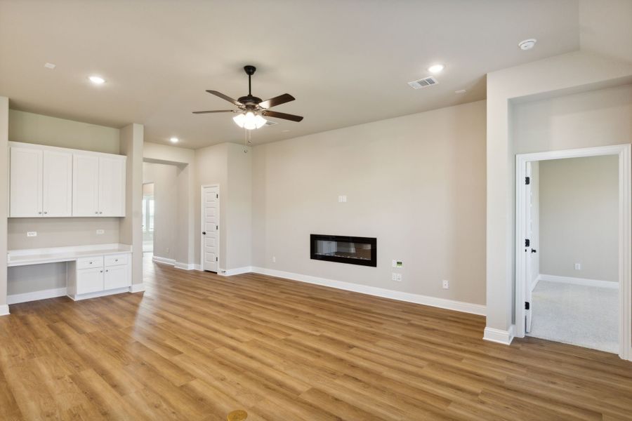 Spacious, unfurnished interior of a new home in Summer Crest, Fort Worth (Image 14).