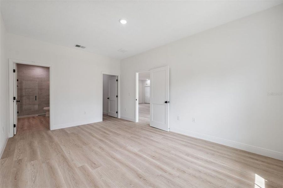 Spacious, unfurnished interior of a new home in , Ocala (Image 20).