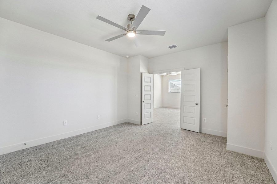 Spacious, unfurnished interior of a new home in Sunfield, Buda (Image 18).