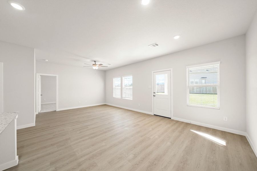 Spacious, unfurnished interior of a new home in Lakes at Crockett Martin, Conroe (Image 21).