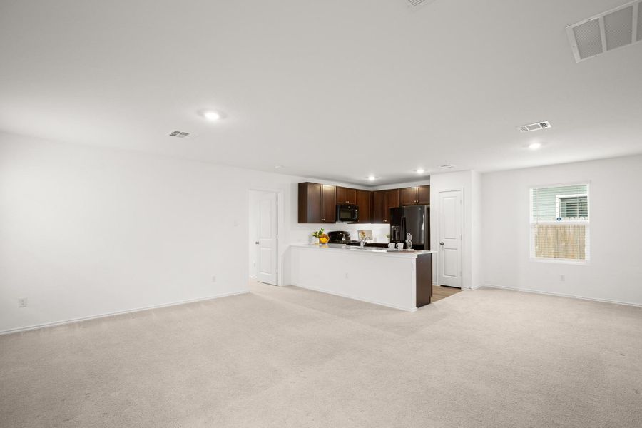 This well priced gem is a fantastic opportunity to own an affordable, low-maintenance Lennar home in the peaceful Sunset Oaks community.