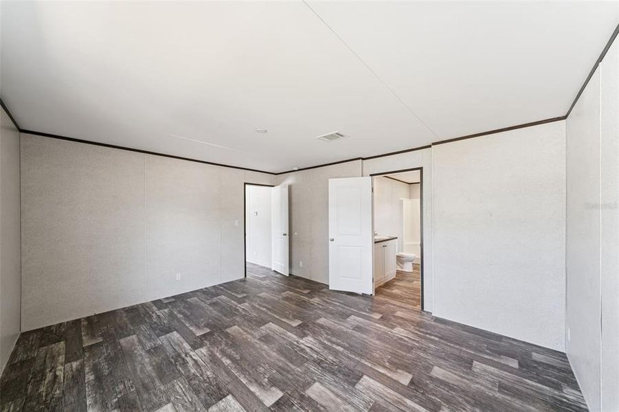 Spacious, unfurnished interior of a new home in , Orlando (Image 15).