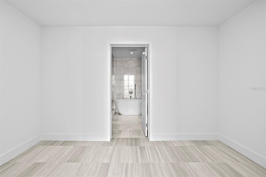 Spacious, unfurnished interior of a new home in , Tampa (Image 80).