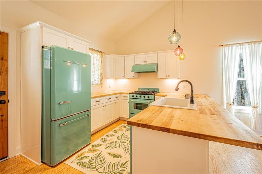 Furnished interior view inside a new home in , Dahlonega (Image 9).