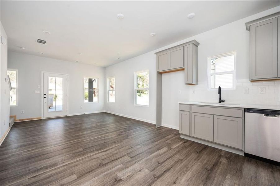 Spacious, unfurnished interior of a new home in , Atlanta (Image 12).