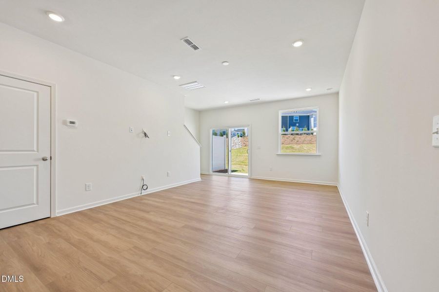 11-web-or-mls-Glen Lyon Drive-S2204-011