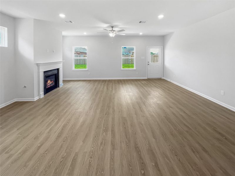 Spacious, unfurnished interior of a new home in Sierra Vista, Iowa Colony (Image 21).
