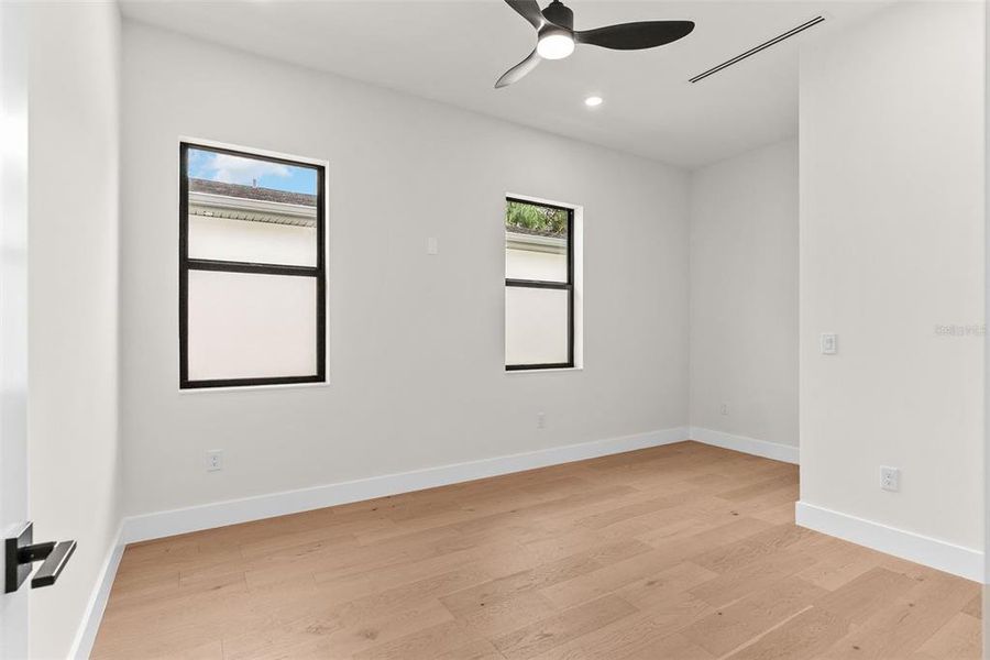 Spacious, unfurnished interior of a new home in , Tampa (Image 24).