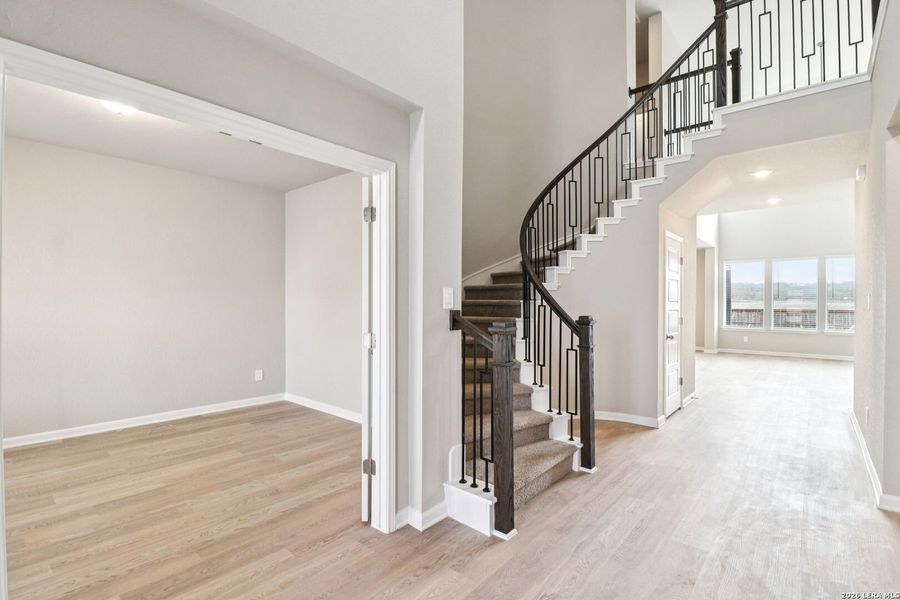 Spacious, unfurnished interior of a new home in Estancia Ranch - Classic Series, San Antonio (Image 21).