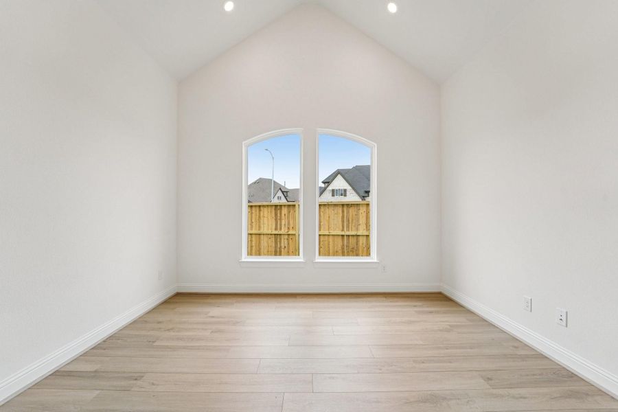 Spacious, unfurnished interior of a new home in Sienna 65', Missouri City (Image 42).