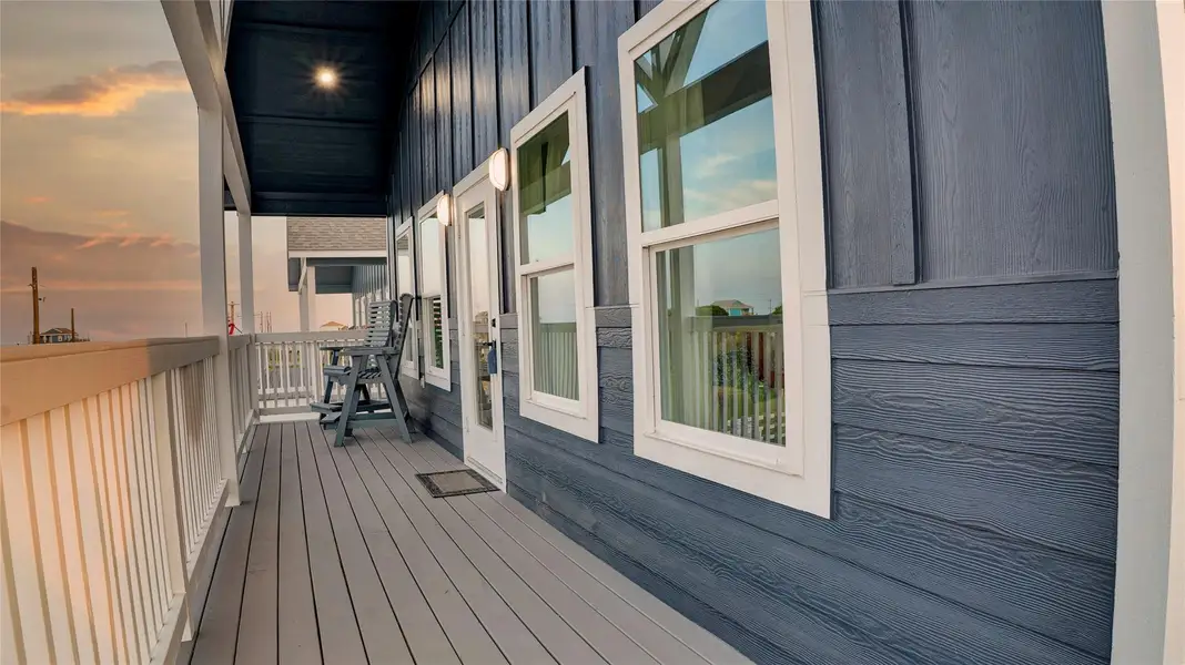 Exterior details and patio area of a home in , Bolivar Peninsula (Image 4).