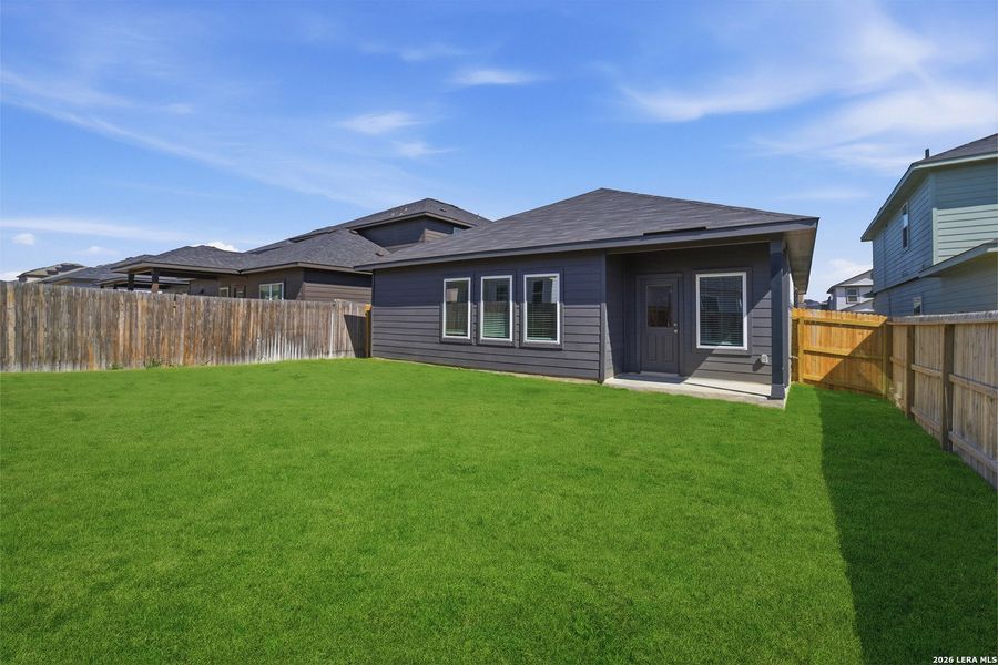 Exterior details and patio area of a home in Laurel Vistas, San Antonio (Image 3).