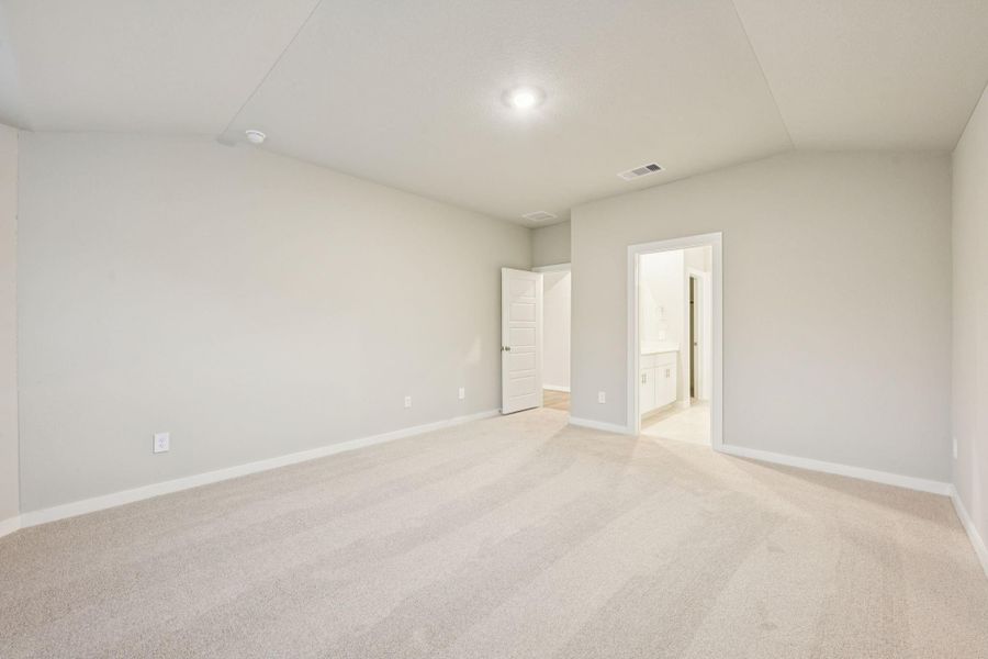 Spacious, unfurnished interior of a new home in Stewart's Ranch, Conroe (Image 27).