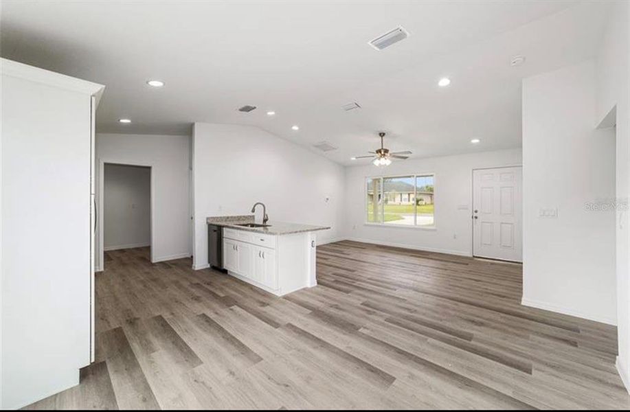 Spacious, unfurnished interior of a new home in , Silver Springs (Image 21).