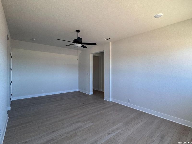 Spacious, unfurnished interior of a new home in Waldsanger, New Braunfels (Image 20).