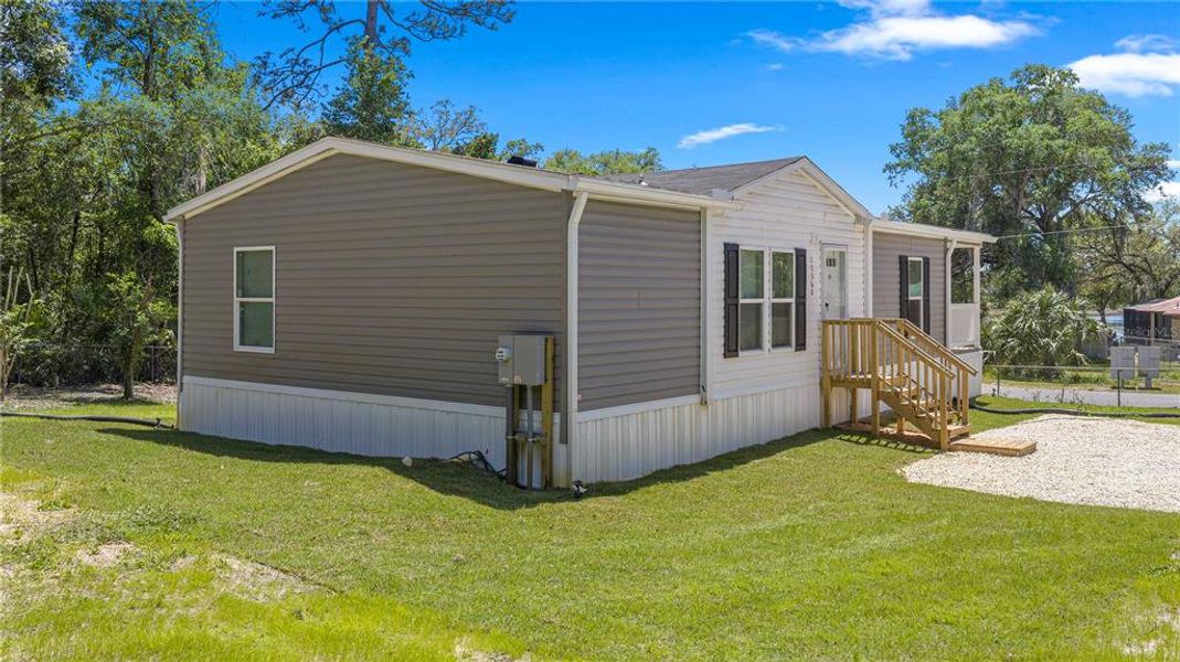 Exterior details and patio area of a home in , Ocklawaha (Image 23).