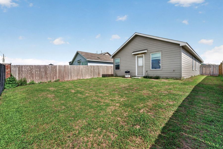 Exterior details and patio area of a home in Elm Creek, Elgin (Image 22).