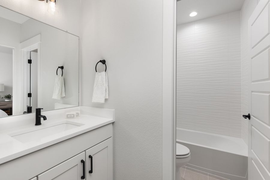 1819 Vista -Full Bathroom