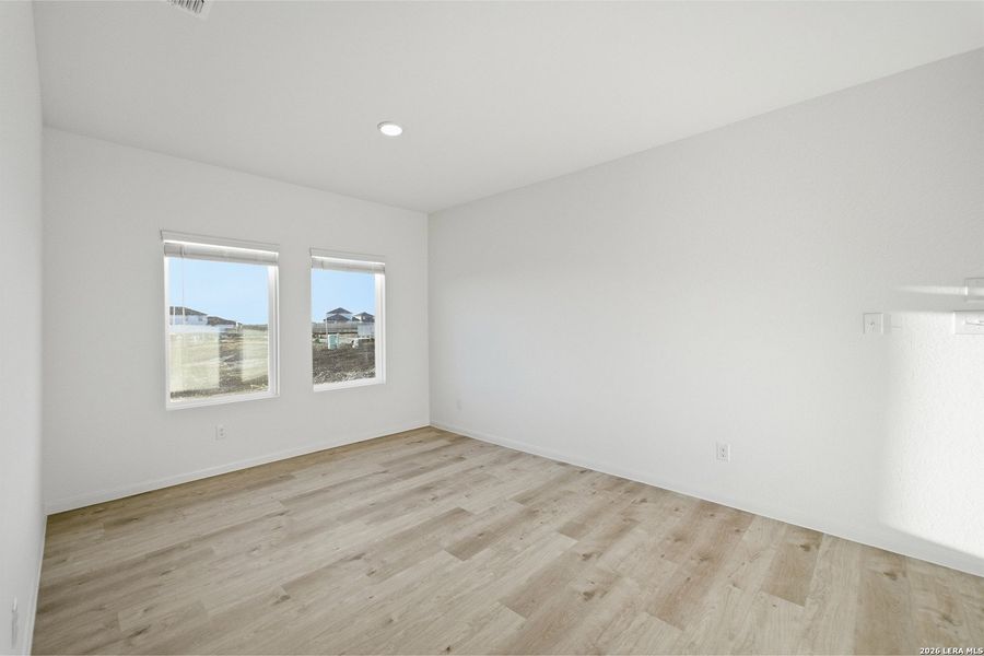 Spacious, unfurnished interior of a new home in Garden Grove, San Antonio (Image 20).