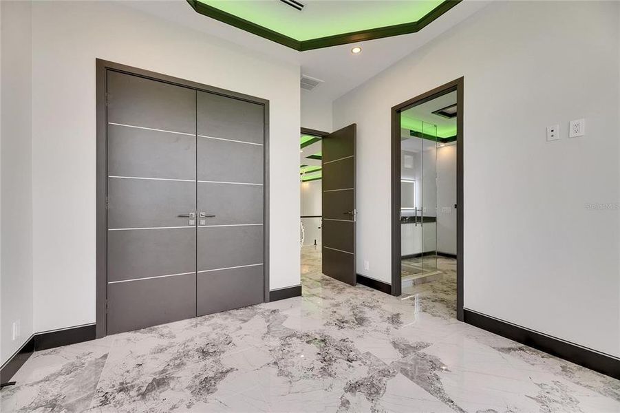 Spacious, unfurnished interior of a new home in , Apollo Beach (Image 23).