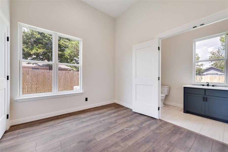 Spacious, unfurnished interior of a new home in , Waxahachie (Image 15).