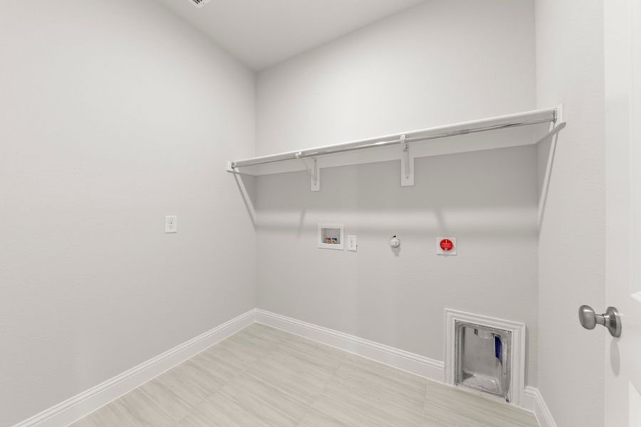 Spacious, unfurnished interior of a new home in Creekside, Royse City (Image 27).