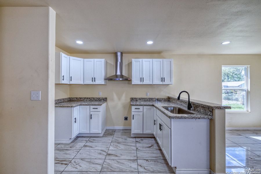 Furnished interior view inside a new home in , Uvalde (Image 5).