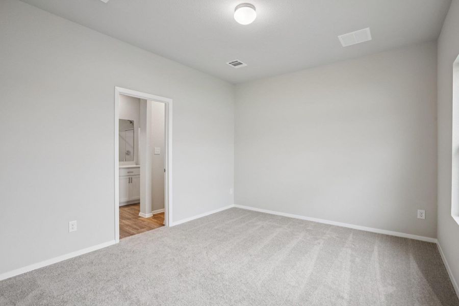 Spacious, unfurnished interior of a new home in Harvest Ridge, Elgin (Image 25).