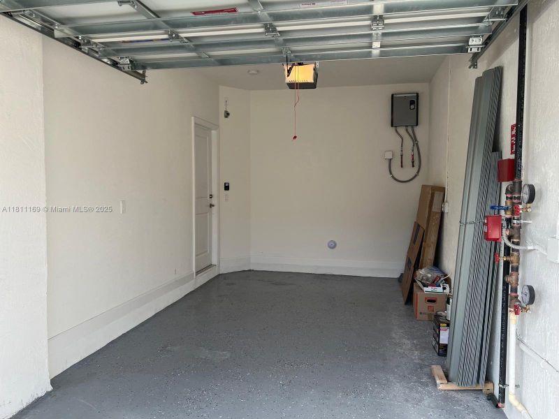 Spacious, unfurnished interior of a new home in , Pembroke Pines (Image 24).