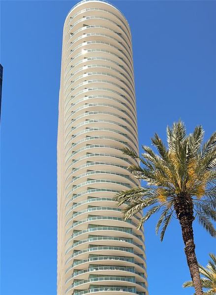 Condo located in St. Petersburg, FL showcasing its design and architecture (Image 18). Condo located in St. Petersburg, FL showcasing its design and architecture (Image 18).