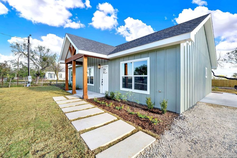 Exterior details and patio area of a home in , Hondo (Image 20).