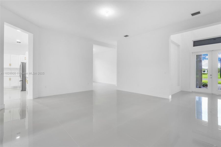 Spacious, unfurnished interior of a new home in , Davie (Image 17).