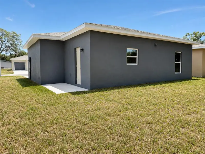 Exterior details and patio area of a home in , Tampa (Image 3).