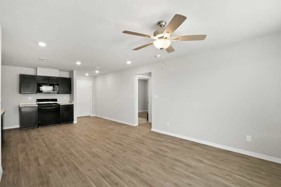 Spacious, unfurnished interior of a new home in Rancho Desierto Bello, Horizon City (Image 26).