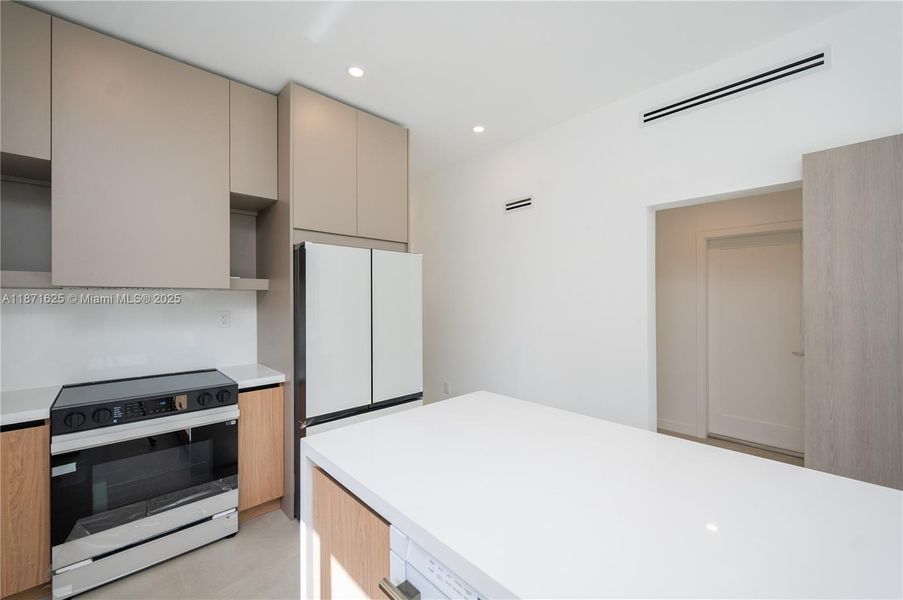 Furnished interior view inside a new home in , Fort Lauderdale (Image 7).