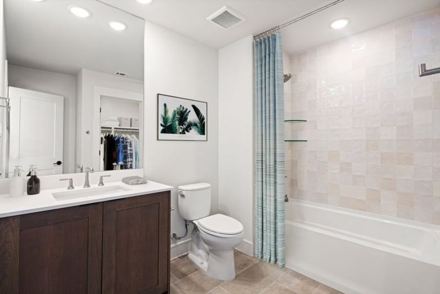 Furnished interior view inside a new home in Linkside Las Colinas, Irving (Image 13).