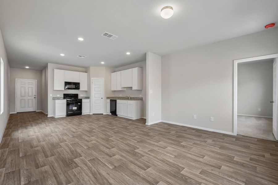 Spacious, unfurnished interior of a new home in Edgebrooke, Pflugerville (Image 19).