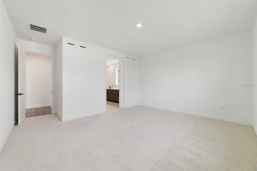 Spacious, unfurnished interior of a new home in Acuera Estates, Apopka (Image 32).