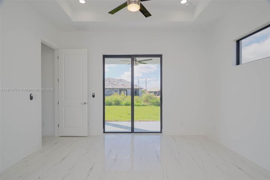 Spacious, unfurnished interior of a new home in , Lehigh Acres (Image 9).